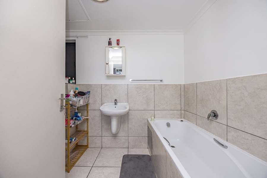 To Let 2 Bedroom Property for Rent in Royal Ascot Western Cape